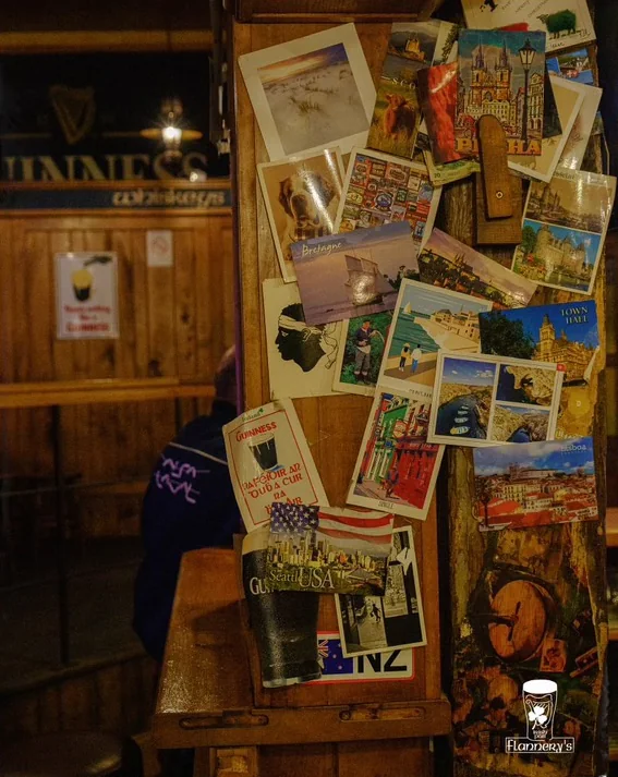 Un pilier couvert de cartes postales