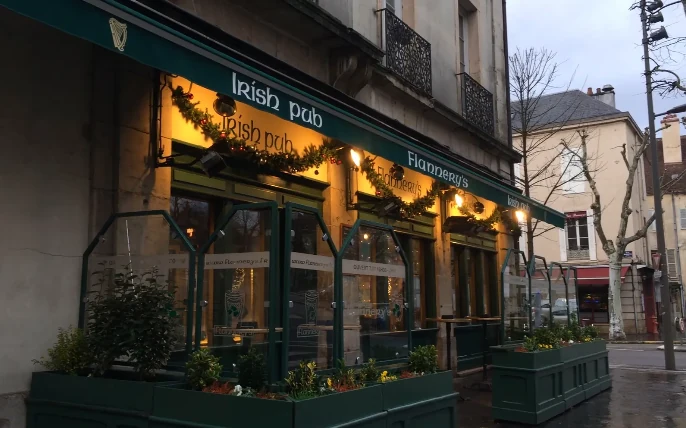 La façade du Flannery’s à la tombée du jour