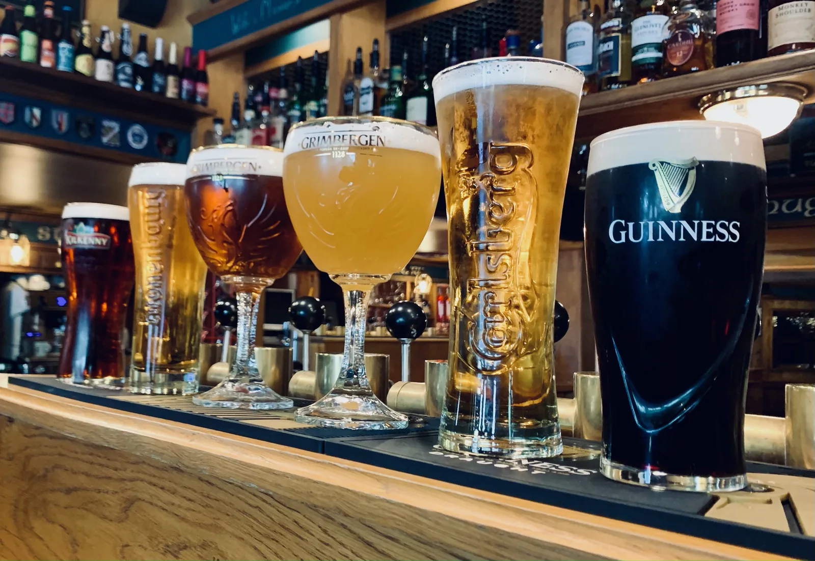 Une pinte de Guinness au comptoir, à côté des autres bières pression