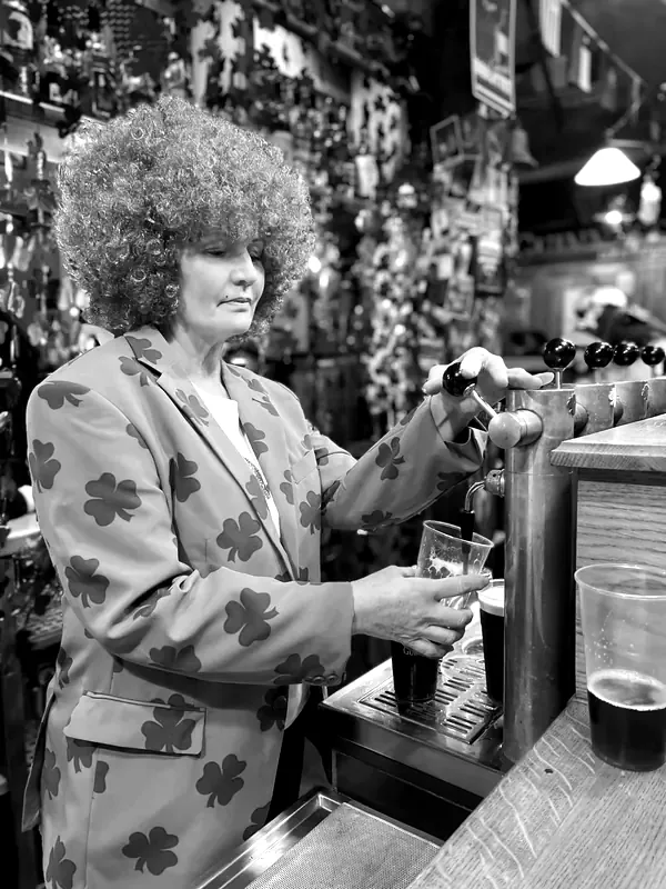 La patronne du Flannery’s au comptoir