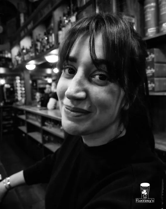 Portrait en noir et blanc d’une serveuse