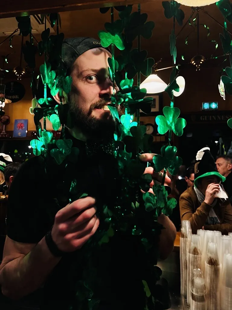 Soirée de la Saint-Patrick au Flannery’s, guirlandes de trèfles au comptoir
