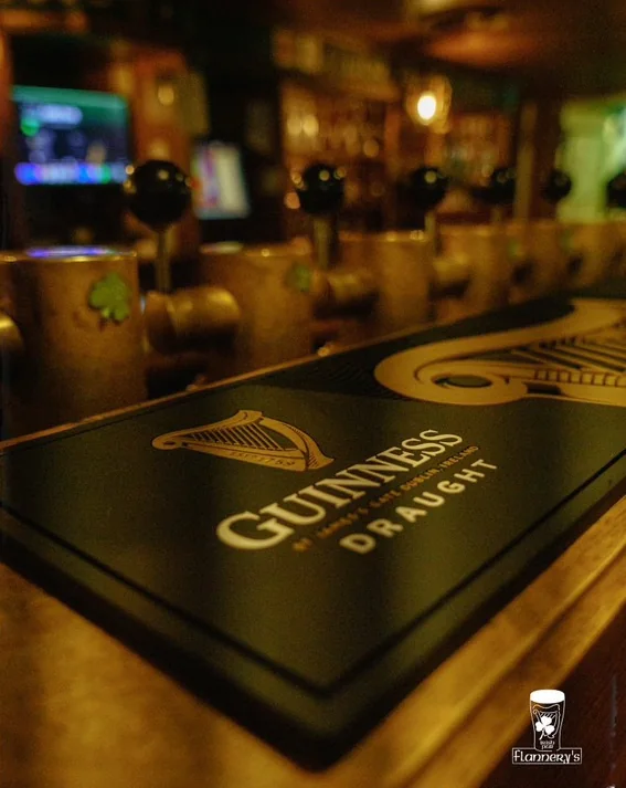 Tapis de bar Guinness sur le comptoir